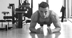 Weight Training Exercise Drucke: Portrait of a handsome man doing push ups exercise