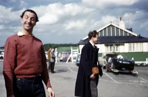 Brands Hatch Circuit History Drucke: Portrait of Bill de Selincourt pulling a funny face, Brands Hatch 1961