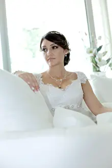 White Wedding Attire Drucke: Portrait of a young bride
