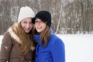 Winter Portrait Photography Drucke: Posing sisters in winter time