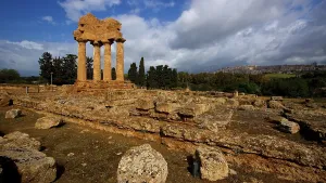 Uninhabited Archaeological Area Drucke: Post-thunderstorm atmosphere, corner of a temple