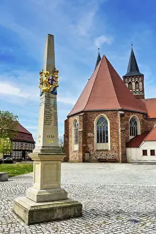 Eastern Germany Landmarks Drucke: Postal milestone column in front of St