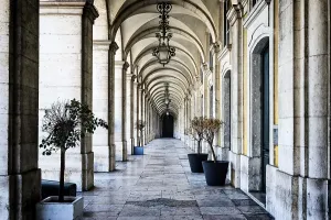 Empty European Squares Drucke: Arcade around Praca do Comercio