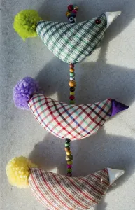 Traditional Crafting Techniques Drucke: Artificial bird made out of colored handicrafts elements