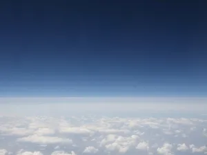 Flying Insects Drucke: Clouds seen from plain