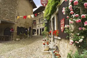 Medieval Fortresses Drucke: Cobblestone street, medieval walled town of Perouges