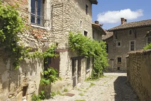 Old Fortresses In Europe Drucke: Cobblestone street, medieval walled town of Perouges