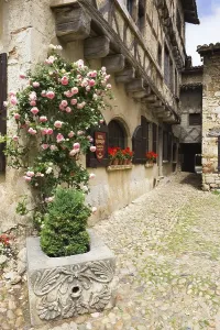 Medieval Architecture In France Drucke: Cobblestone street, medieval walled town of Perouges