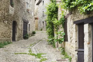Medieval Fortresses Drucke: Cobblestone street, medieval walled town of Perouges