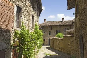 Medieval European Fortresses Drucke: Cobblestone street, medieval walled town of Perouges