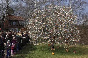 Easter Decoration Ideas Drucke: Many colourful Easter eggs on a tree