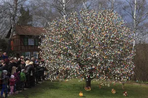 Colorful Springtime Scene Drucke: Many colourful Easter eggs on a tree