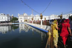Asia Architecture Photos Drucke: Devotees at queue golden temple