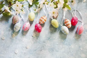Symbolic Easter Image Drucke: Easter background with Easter eggs and spring flowers