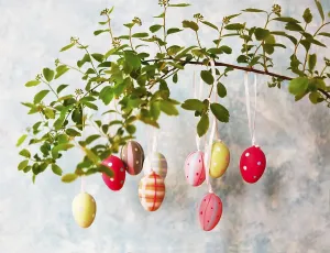 Easter Background Drucke: Easter background with Easter eggs and spring flowers