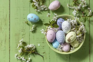 Handmade Easter Eggs Drucke: Easter composition. Branches of a blooming apple tree