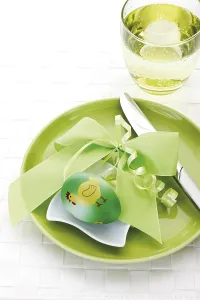 Close Up Easter Egg Drucke: Easter table setting