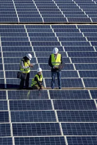 Solar Panel Inspection Drucke: Engineers are inspecting a large solar panel array