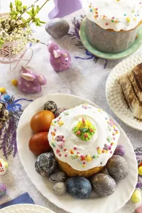 Festive Holiday Dinner Drucke: Festive Easter table setting. Easter orthodox cakes with Easter eggs