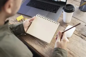 Top Down Perspective Drucke: High angle freelancer taking notes