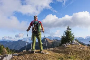 Backpacker In Nature Drucke: Hiker with backpack is stand on mountain top