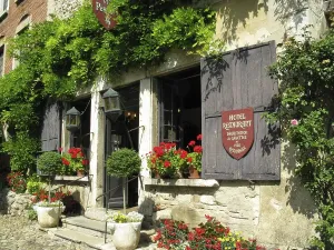 Deserted Village France Drucke: Hotel on Perouges village square