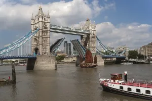 Bascule Bridge Architecture Drucke: A junk passing through the opened bascules of Tower Bridge