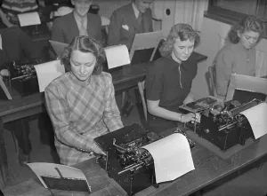 Educational Institution History Drucke: Learning to type on a typewriter