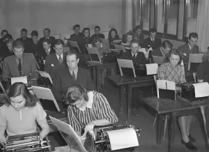 Vintage Classroom Scene Drucke: Learning to type on a typewriter