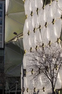 Modern Building Facade Drucke: Modern building facade with white geometric patterns and exposed structural elements