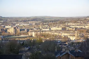 Panoramablick nach Westen über die Stadt Bath.