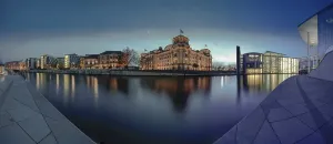 Panoramic View Of Berlin Drucke: Panoramic view of Spreebogen, the loop of the Spree River