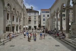 Croatian Church Architecture Drucke: Peristyle, rectangular courtyard