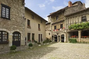 Old European Buildings Drucke: Place de la Halle square, medieval walled town of Perouges
