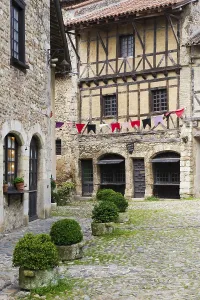 Fortified Medieval Architecture Drucke: Place de la Halle square, medieval walled town of Perouges