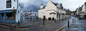 Forth-Brücke Drucke: Queensferry Dorf, im Hintergrund die Forth Railway Bridge.