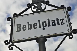 Berlin Mitte District View Drucke: The rectangular, fully paved Bebelplatz (named after August Bebel)