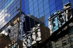 High Rise Building Reflections Drucke: Reflection of a skyscraper facade