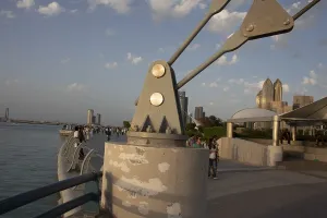 Cityscape Silhouette Drucke: Seaside promenade with structural elements