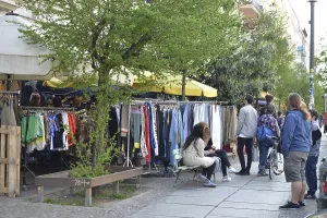 Travel Photography In Berlin Drucke: Second hand, clothing, Oderberger StraBe