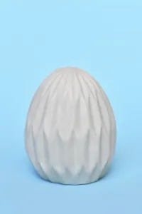 Blue Background Easter Eggs Drucke: Single Easter egg with honeycomb pattern on blue background