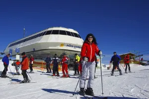 European Ski Destinations Drucke: Skier at mountain station, Hinterstoder