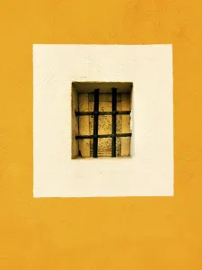 Urban Architecture Details Drucke: A small rectangular window with a black barred grille is centered in a white square