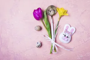 Iris Flower Arrangement Drucke: Spring Easter Table setting with flowers and Eggs