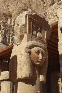 Luxor Governorate Landmarks Drucke: Part of the temple complex, column with head