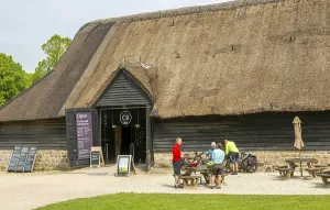 Wiltshire Tourist Attractions Drucke: Tithe barn tickets and information