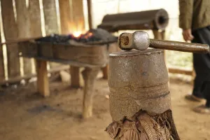 Southeast Asia Handicrafts Drucke: Tool of a blacksmith, blacksmith
