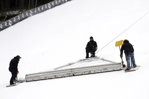 Ski Jumping World Cup Drucke: Using an oversized rake attached to a cable winch