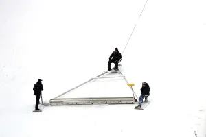Ski Jumping World Cup Drucke: Using an oversized rake attached to a cable winch