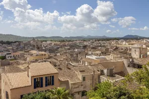 Majorca Architecture Drucke: View of the town of Arta, Arta
